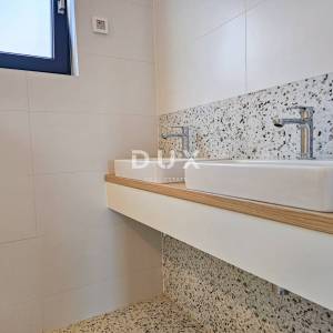 OTOK RAB, BARBAT - Vrhunska lokacija, 150m od mora! Stan 2S+DB, okućnica, parking, pogled na more