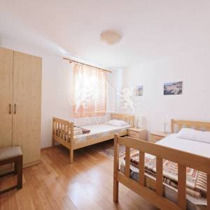 Otok Vir I Kuća s 2 apartmana, garažom i okućnicom