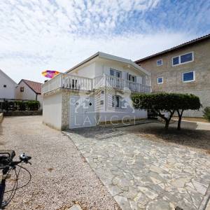 Otok Vir I Kuća s 2 apartmana, garažom i okućnicom