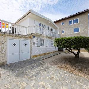Otok Vir I Kuća s 2 apartmana, garažom i okućnicom
