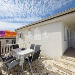 Otok Vir I Kuća s 2 apartmana, garažom i okućnicom