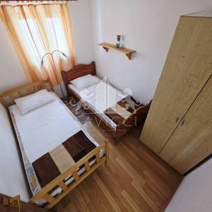 Otok Vir I Kuća s 2 apartmana, garažom i okućnicom