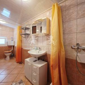 Otok Vir I Kuća s 2 apartmana, garažom i okućnicom