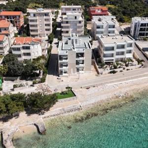 PAG, MANDRE - penthouse na atraktivnoj lokaciji u Mandrama, pogled na more, tri terase