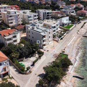 PAG, MANDRE - penthouse na atraktivnoj lokaciji u Mandrama, pogled na more, tri terase