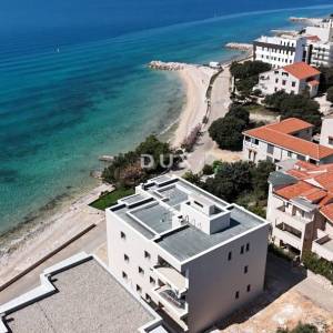 PAG, MANDRE - penthouse na atraktivnoj lokaciji u Mandrama, pogled na more, tri terase
