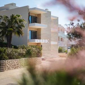 PAG, MANDRE - penthouse na atraktivnoj lokaciji u Mandrama, pogled na more, tri terase