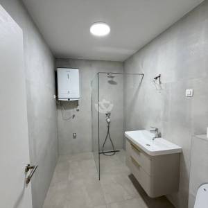 Pag-Povljana, prvi red do Mora, 2 sobni stan 74 m2 -Terasa, Garaža i podrum