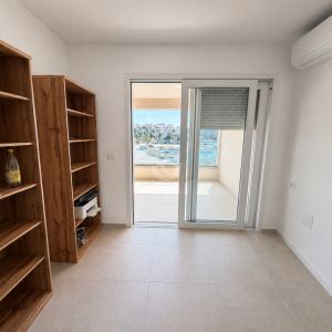 Pag-Povljana, prvi red do Mora, 2 sobni stan 74 m2 -Terasa, Garaža i podrum