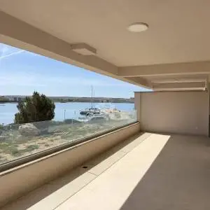Pag-Povljana, prvi red do Mora, 2 sobni stan 74 m2 -Terasa, Garaža i podrum
