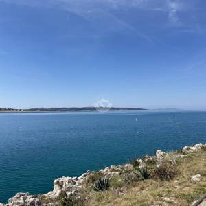 Pag-Povljana, prvi red do Mora, 2 sobni stan 74 m2 -Terasa, Garaža i podrum