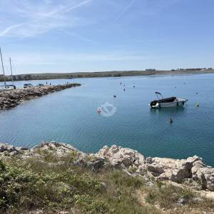 Pag-Povljana, prvi red do Mora, 2 sobni stan 74 m2 -Terasa, Garaža i podrum