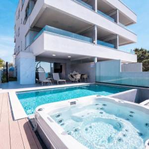 Pag, Povljana, Stan 100 m2, prvi red i pogled na More, Bazen, Jacuzzi, Fitness Studio