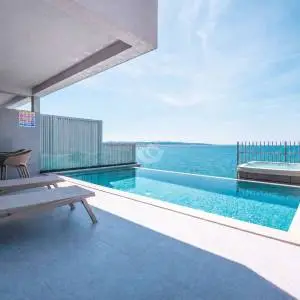 Pag, Povljana, Stan 100 m2, prvi red i pogled na More, Bazen, Jacuzzi, Fitness Studio