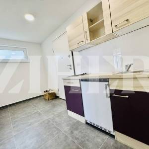 Pag, prvi red do mora, 5-sobni apartman s bazenom i dvije garaže