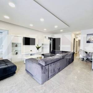 Pag, prvi red do mora, 5-sobni apartman s bazenom i dvije garaže