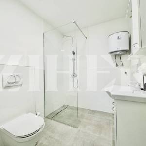 Pag, prvi red do mora, 5-sobni apartman s bazenom i dvije garaže