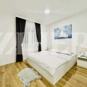 Pag, prvi red do mora, 5-sobni apartman s bazenom i dvije garaže