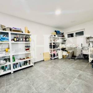 Pag, prvi red do mora, 5-sobni apartman s bazenom i dvije garaže