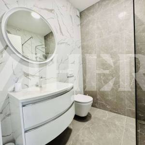 Pag, prvi red do mora, 5-sobni apartman s bazenom i dvije garaže