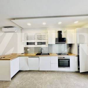 Pag, prvi red do mora, 5-sobni apartman s bazenom i dvije garaže