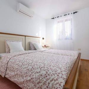 Poreč, Jasenovica– moderna  vila s bazenom u prirodnum ambijentu- na 744 m²  zemljišta