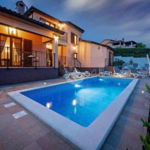 Poreč, Jasenovica– moderna  vila s bazenom u prirodnum ambijentu- na 744 m²  zemljišta