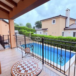 Poreč, Jasenovica– moderna  vila s bazenom u prirodnum ambijentu- na 744 m²  zemljišta