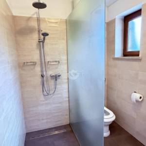 Poreč, Jasenovica– moderna  vila s bazenom u prirodnum ambijentu- na 744 m²  zemljišta