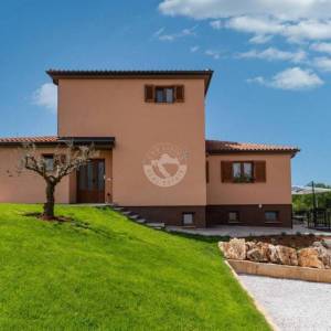 Poreč, Jasenovica– moderna  vila s bazenom u prirodnum ambijentu- na 744 m²  zemljišta