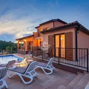 Poreč, Jasenovica– moderna  vila s bazenom u prirodnum ambijentu- na 744 m²  zemljišta