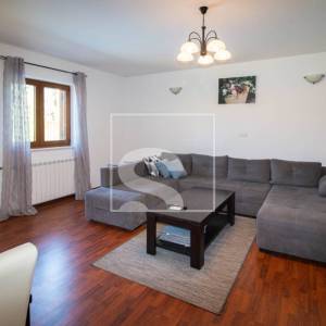 Poreč, kuća s 4 apartmana i bazenom 8 kilometara do mora