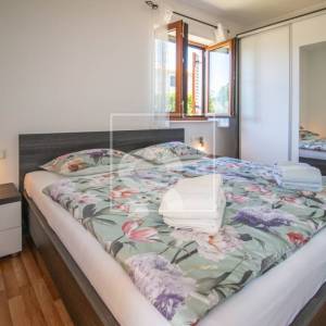 Poreč, kuća s 4 apartmana i bazenom 8 kilometara do mora