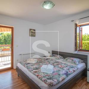 Poreč, kuća s 4 apartmana i bazenom 8 kilometara do mora