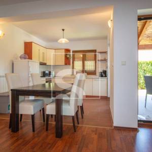 Poreč, kuća s 4 apartmana i bazenom 8 kilometara do mora