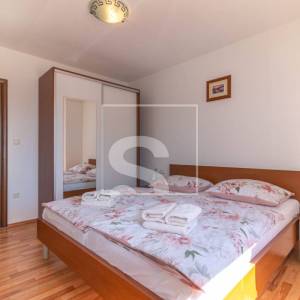 Poreč, kuća s 4 apartmana i bazenom 8 kilometara do mora