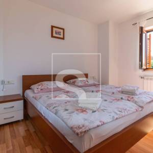Poreč, kuća s 4 apartmana i bazenom 8 kilometara do mora
