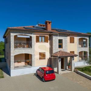 Poreč, kuća s 4 apartmana i bazenom 8 kilometara do mora