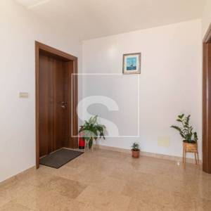 Poreč, kuća s 4 apartmana i bazenom 8 kilometara do mora