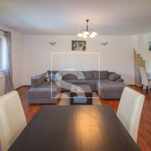 Poreč, kuća s 4 apartmana i bazenom 8 kilometara do mora