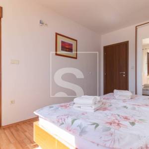Poreč, kuća s 4 apartmana i bazenom 8 kilometara do mora