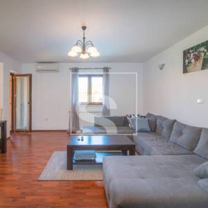 Poreč, kuća s 4 apartmana i bazenom 8 kilometara do mora