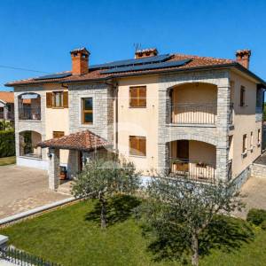 Poreč, kuća s 4 apartmana i bazenom 8 kilometara do mora
