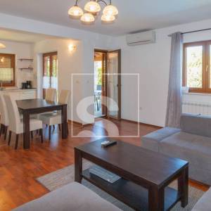 Poreč, kuća s 4 apartmana i bazenom 8 kilometara do mora