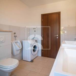 Poreč, kuća s 4 apartmana i bazenom 8 kilometara do mora