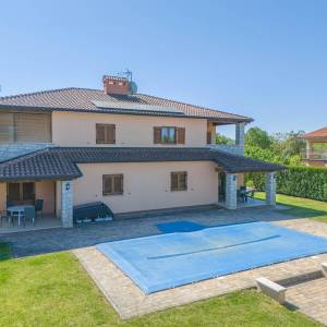 Poreč, kuća s 4 apartmana i bazenom 8 kilometara do mora