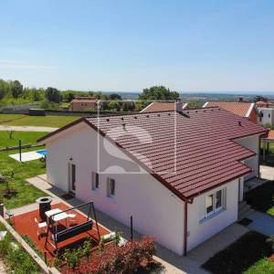 Poreč okolica, prizemna kuća s 2 spavaće sobe i bazenom