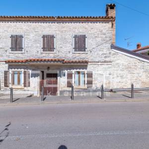 Poreč okolica - Samostojeća kamena kuća s velikim vrtom blizu mora