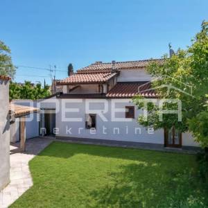 Poreč okolica - Samostojeća kamena kuća s velikim vrtom blizu mora