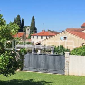 Poreč okolica - Samostojeća kamena kuća s velikim vrtom blizu mora